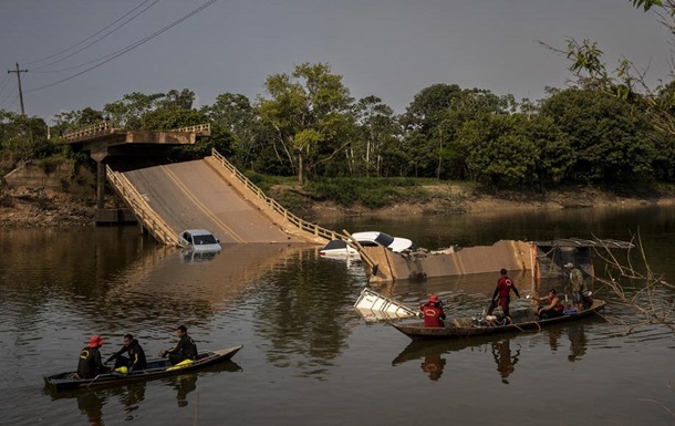 У Бразилії міст впав у річку разом з автомобілями. Водолази шукають жертви катастрофи (фото, відео)