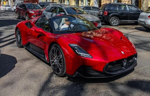 Вперше в Україні: В Одесі засвітився екстремальний спорткар Maserati (фото)