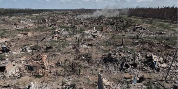 "Жорстоке та безжальне пекло": Відомі фотографи показали моторошні кадри з розбомблених Кринок на лівому березі Херсонщини (відео)