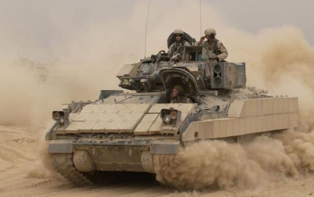 "Екіпаж заслуговує на високу державну нагороду": Як БМП М2 Bradley майстерно знищує танк росіян (відео)