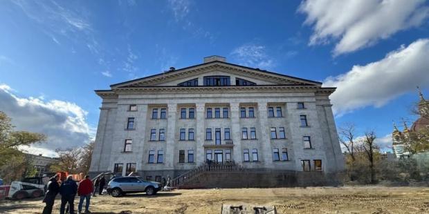 "Співи й танці на кістках": Окупанти готуються відкрити Маріупольський драмтеатр, - міськрада (фото)