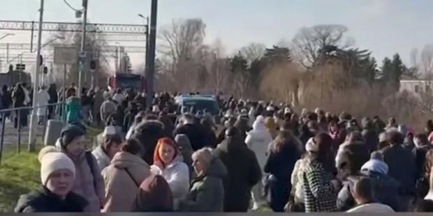 В тому числі за кордоном: Відразу декілька потягів Укрзалізниці зупинили рух через повідомлення про замінування (фото, відео)