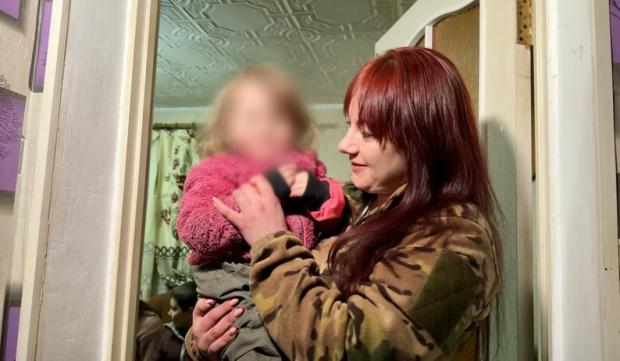 Нелегка була задача: Військові евакуювали з Куп’янська дворічну дівчинку, котру окупанти використали як живий щит (фото)