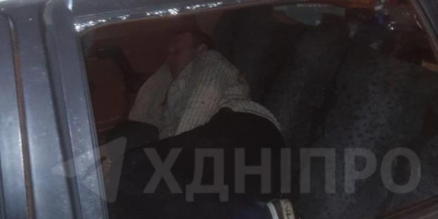 Ще й випив знайдену пляшку газованки: П’яний дніпрянин розбив вікно у чужому авто й заснув всередині (фото, відео)