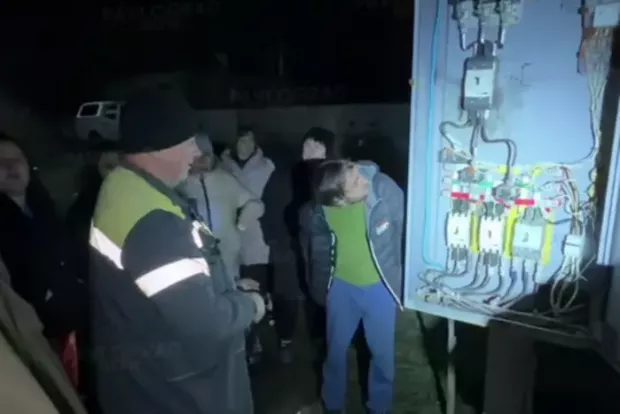 Бо замка не було: У Павлограді невідома особа самостійно вимикала електрику в трансформаторі (відео)