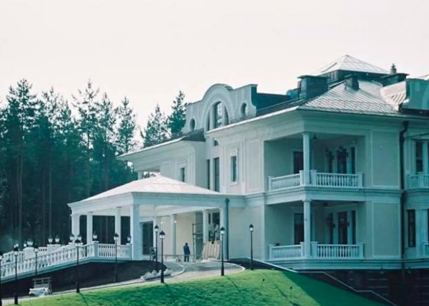 Вибухів ніхто поблизу не чув: Росіяни самі розвінчали фейк про "удар" по резиденції Путіна