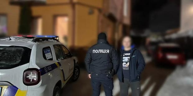 Біля Буковеля чоловік запустив салют, щоб привітати молодят, а далі в нього виникли проблеми (відео)