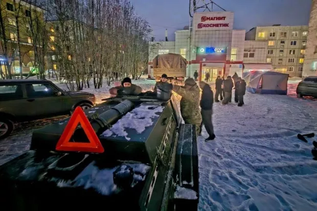 Росіянам теж знадобились "пункти незламності": Мурманськ та Североморськ без світла, на вулицях працюють польові кухні (фото, відео)