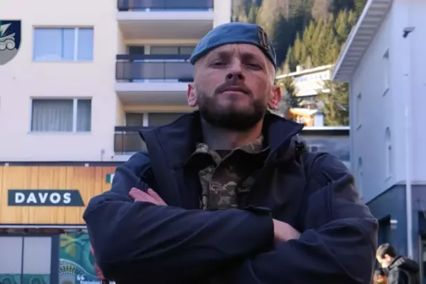 "Будь-який вихід із камери означав жорстокі побої": Морпіх вразив учасників форуму в Давосі розповіддю про жахи російського полону (відео)