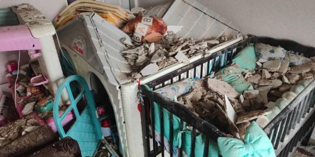 Боже диво: У Дніпрі мама взяла на руки немовля перед тим, як на колиску внаслідок атаки РФ обвалилася стеля (фото)