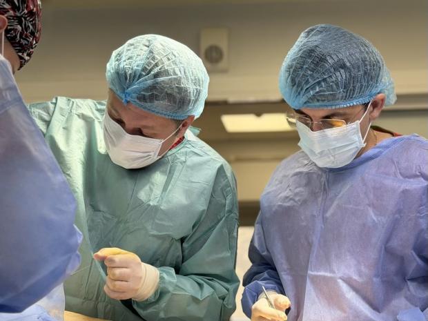 Диво, яке зробили медики: У Львові врятували чоловіку руку, яку він випадково відтяв бензопилою