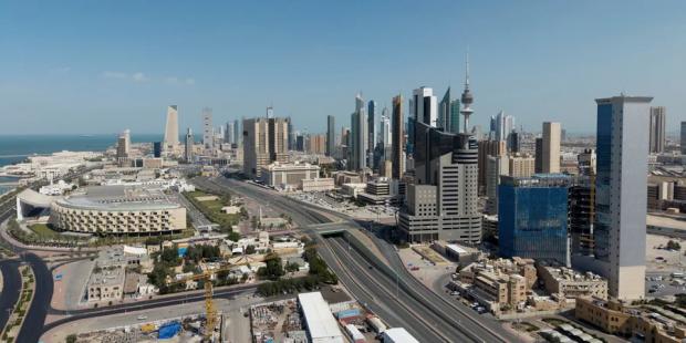 Є поранені та руйнування: Іранський дрон атакував міжнародний аеропорт Кувейту (відео)