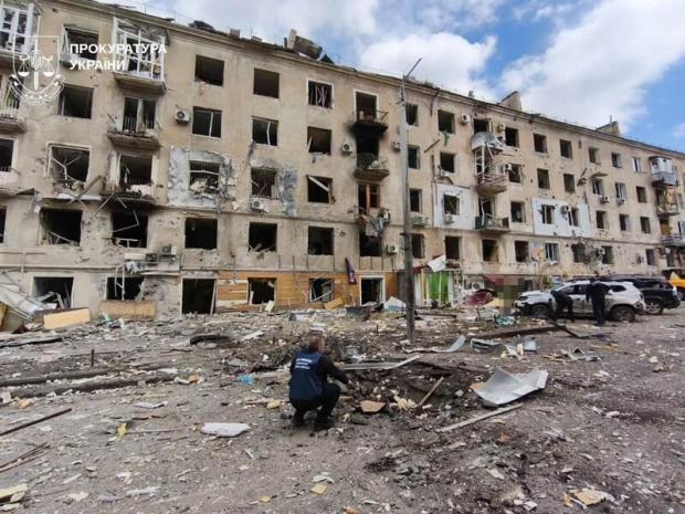 Якраз перед обіцяним "перемир'ям": У переддень Великодня РФ вдарила трьома авіабомбами по Краматорську, багато людей постраждало (фото, відео)