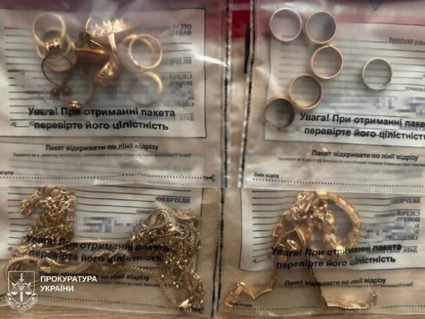 "Зрізала з пальців плоскогубцями": Суд на Харківщині відпустив медсестру, яка грабувала загиблих бійців у морзі