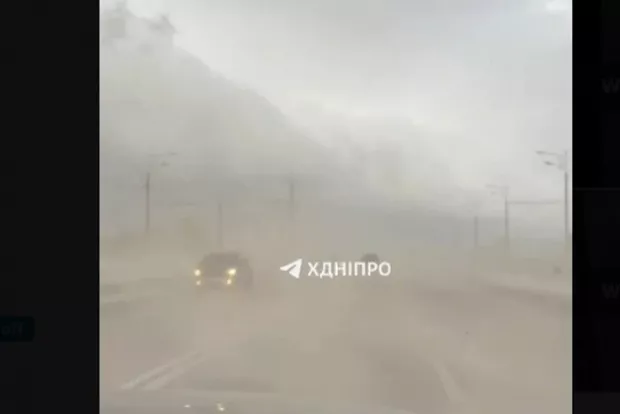 Не встигли оговтатися після обстрілу росіян: У Дніпрі вирувала піщана буря (відео)