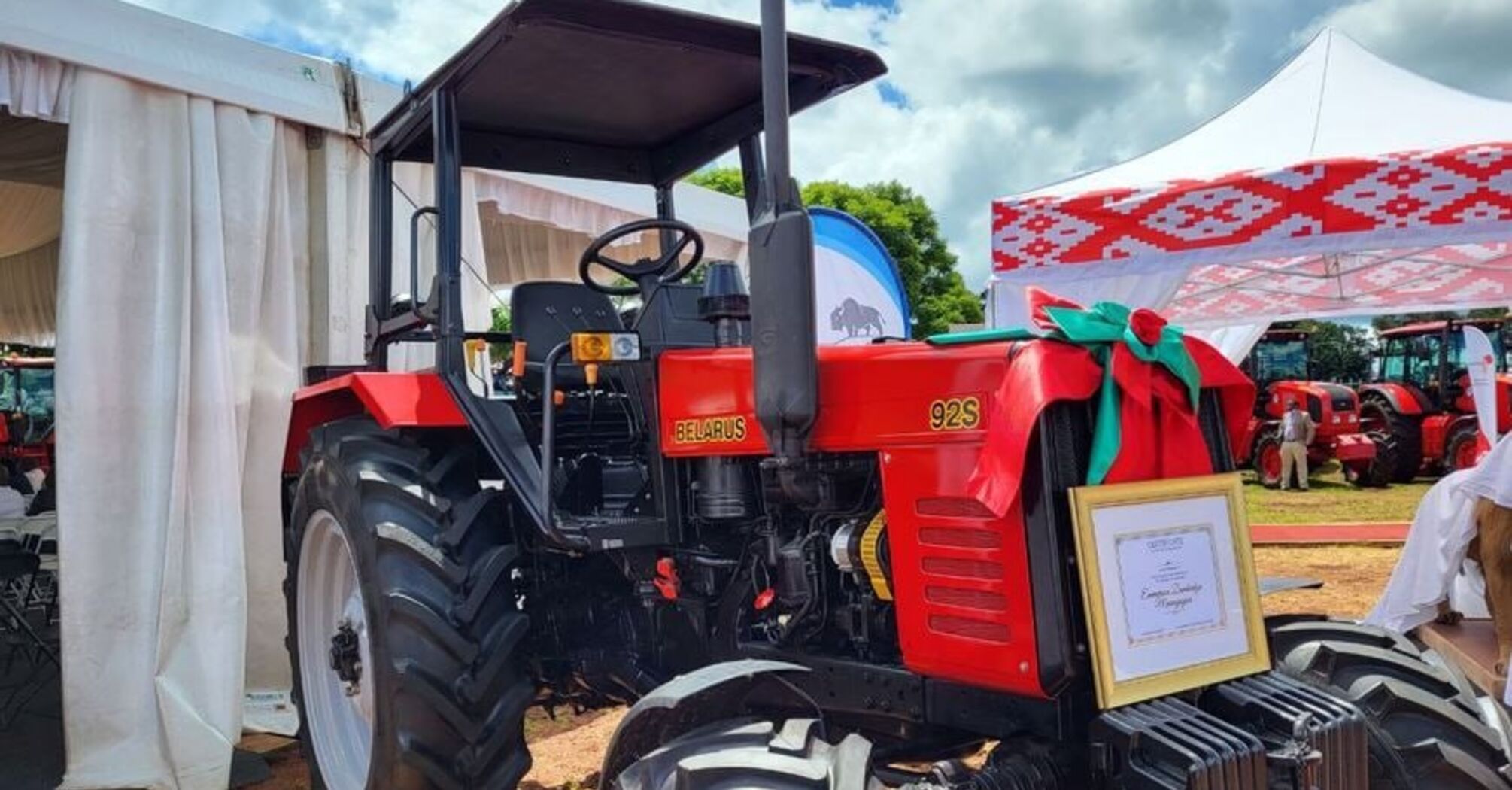 Лукашенко подарил президенту Зимбабве белорусский трактор с бантом (фото)