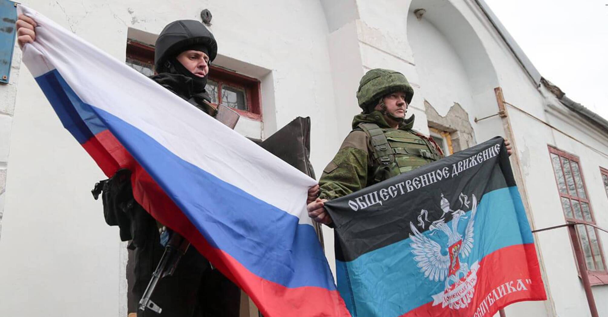 Вс рф днр. Русские военные с флагом. Русский солдат с флагом. Солдат с российским флагом. Российские войска на Украине с флагом.