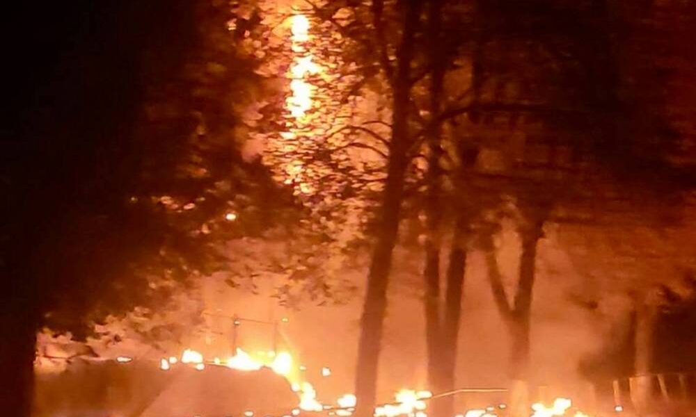 Є влучання в заклад освіти, виникли пожежі – ворог атакував Запоріжжя (відео)
