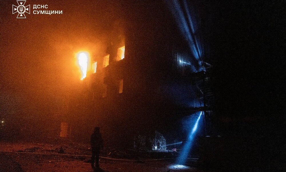Багато поранених, серед них діти: ворог вдарив по багатоповерхівці і пасажирському депо у Сумах (фото, відео)