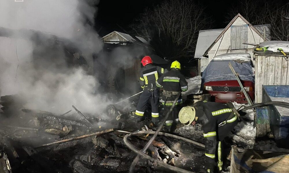 Вижив лише 2-річний малюк: жінка та двоє її дітей загинули у жахливій пожежі на Житомирщині (фото, відео)