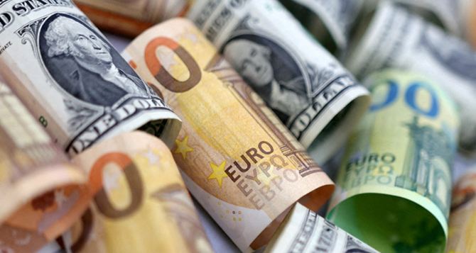 Скільки коштують долар і євро 19 серпня: курси валют