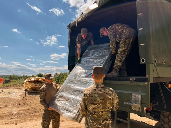 200 розкладних ліжок передали для однієї з військових частин Прикарпаття (ФОТО)