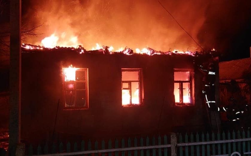 В Большой Коренихе горел жилой дом и едва не загорелся гараж