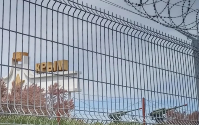 Ночные взрывы в Крыму: пострадал нефтегон, оккупанты перекрыли трассу