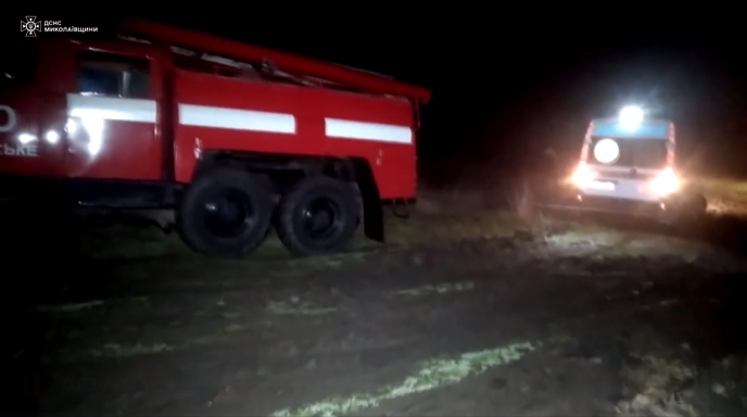 В Николаевской области спасатели вытащили из грязи автомобиль скорой помощи (видео)