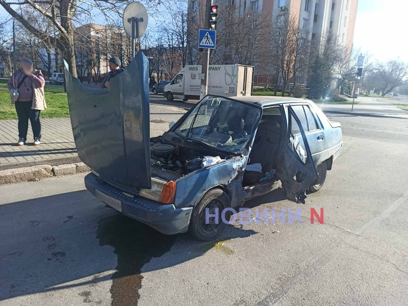 В центре Николаева «Хюндай» врезался в «Славуту»: водителя забрали на экспертизу