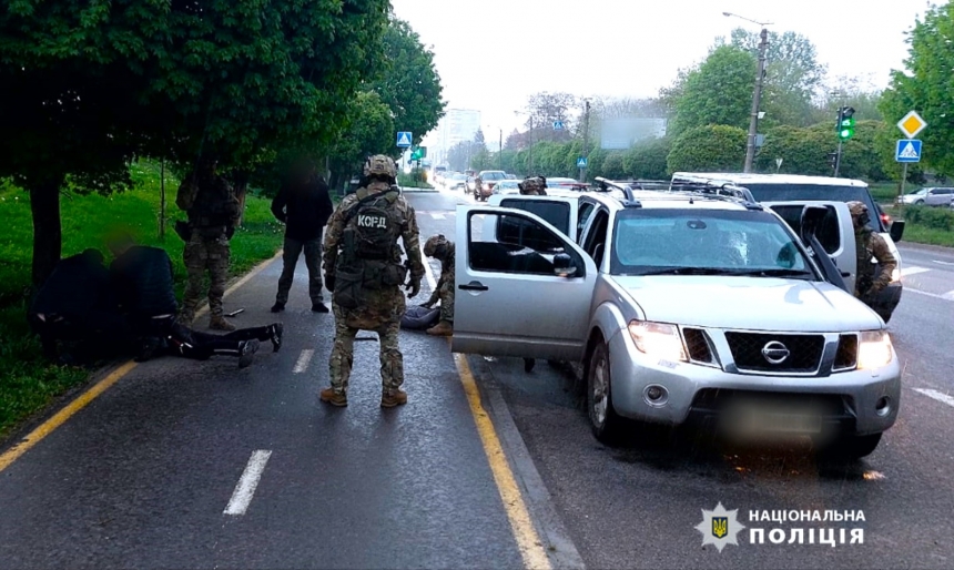 Полиция задержала грабителей, которые в военной форме похитили более 8 млн гривен