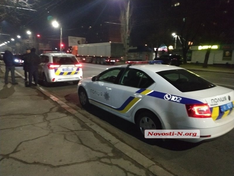 В Николаеве вынесен приговор полицейским, которые помочились на авто, а после избили владельца