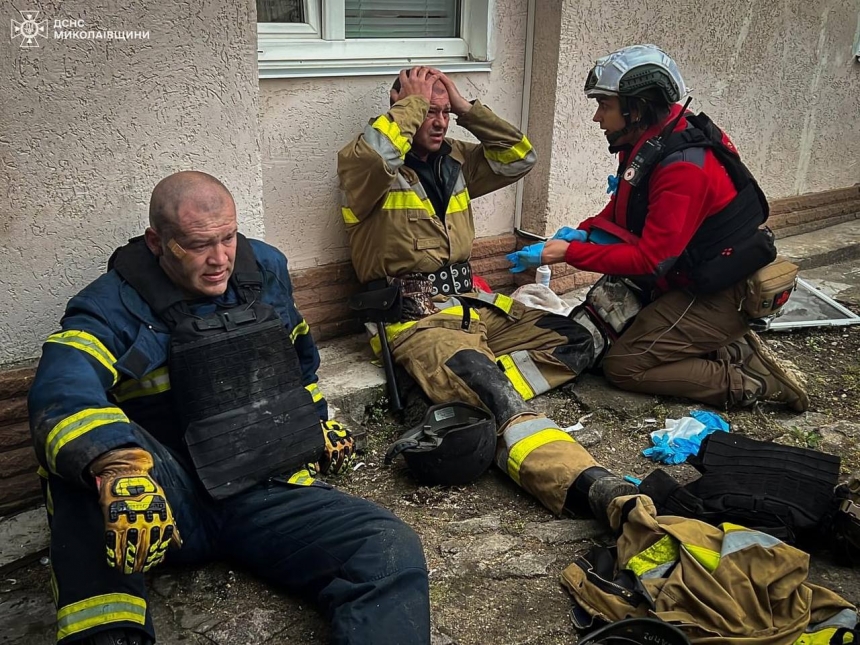 Взрыв в Николаеве: при тушении пожаров пострадали 5 спасателей (фото, видео)