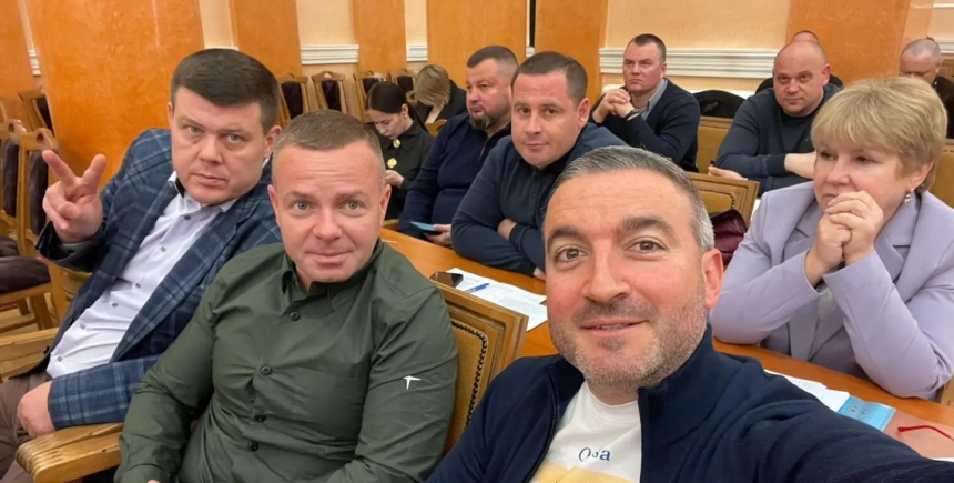 Топ-чиновник в Одессе зарисовал на фото часы своего коллеги: их высмеяли и обвинили в коррупции (фото)