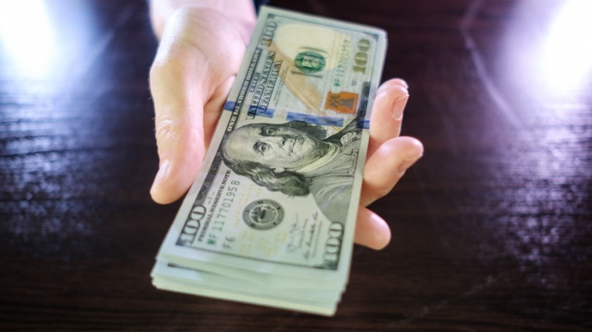 Доллар подешевел: НБУ установил официальный курс доллара