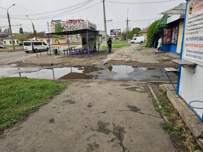В Николаеве ямы на тротуаре после дождей превращаются в «море» (фото)