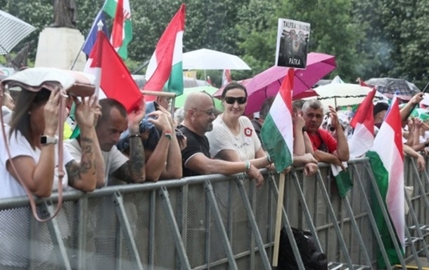 В Венгрии тысячи человек вышли на антиправительственный митинг