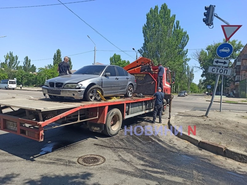 На перекрестке в Николаеве «БМВ» врезался в дорожный знак (фото)