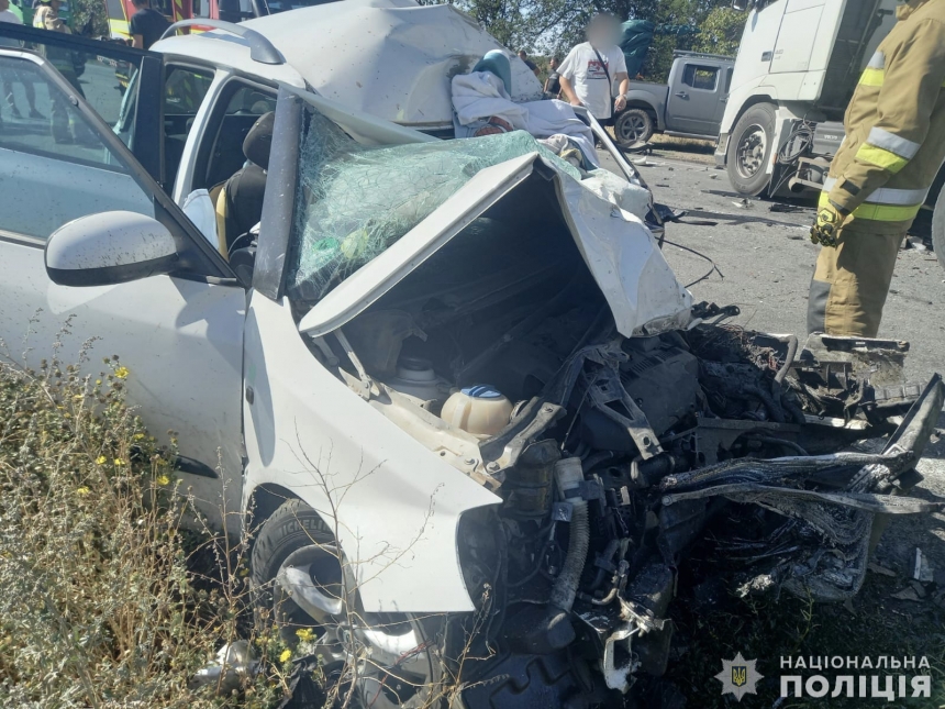 В ДТП с грузовиком под Николаевом погиб водитель легковушки, среди пострадавших – 12-летний мальчик