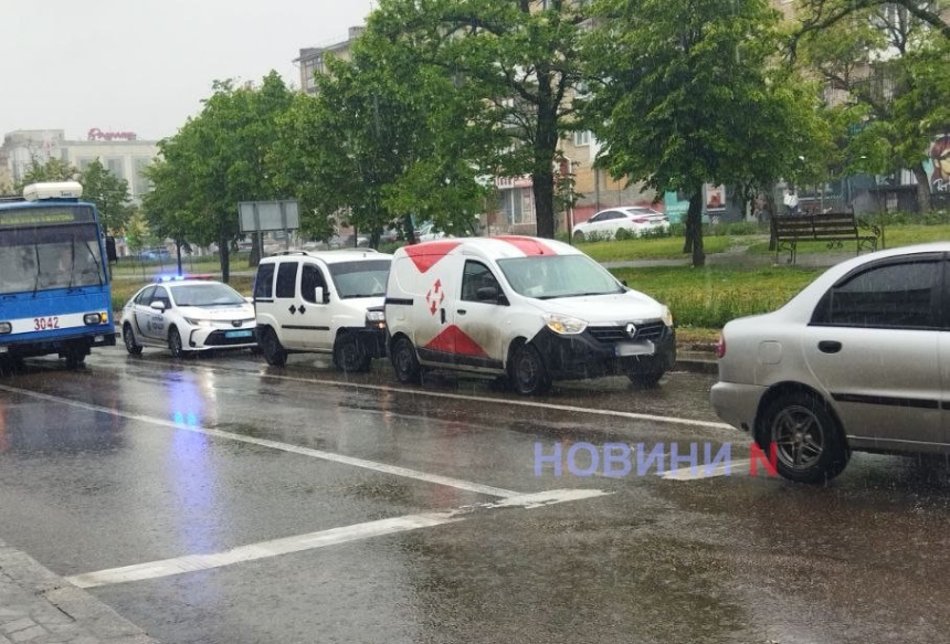 Из-за скользкой дороги произошло ДТП в центре Николаева: движение затруднено