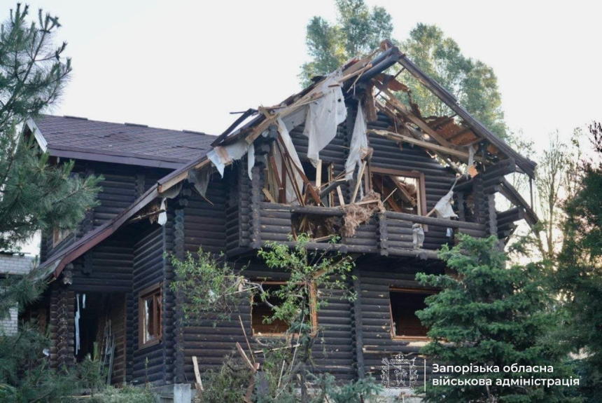Россияне массированно атаковали Запорожье и область: есть раненые (фото, видео)