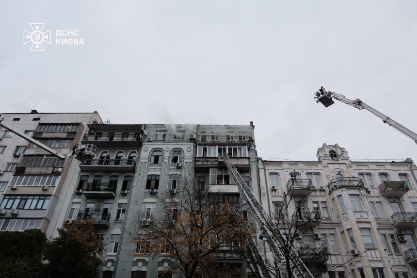 Более 100 спасателей со вчерашнего вечера тушат пожар в жилом доме в Киеве (видео)