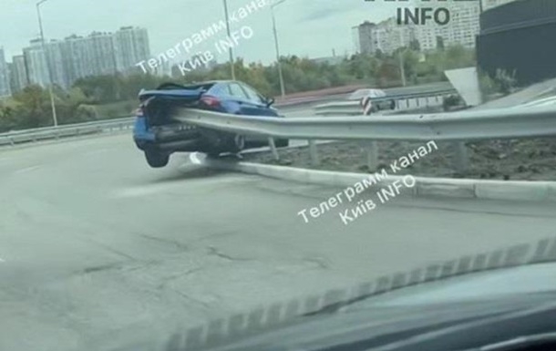 Автомобиль насадился на отбойник возле блокпоста в Киеве (видео)