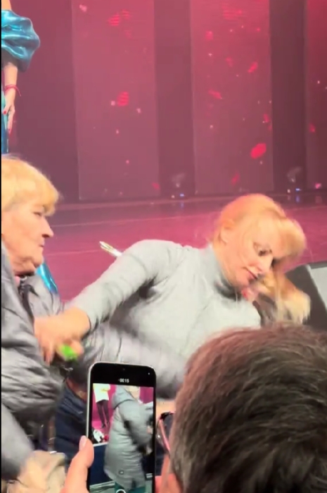 На концерте в Николаеве фанатки устроили драку прямо у сцены (видео)