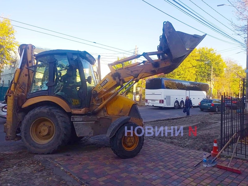 В центре Николаева снесли остановки (видео)
