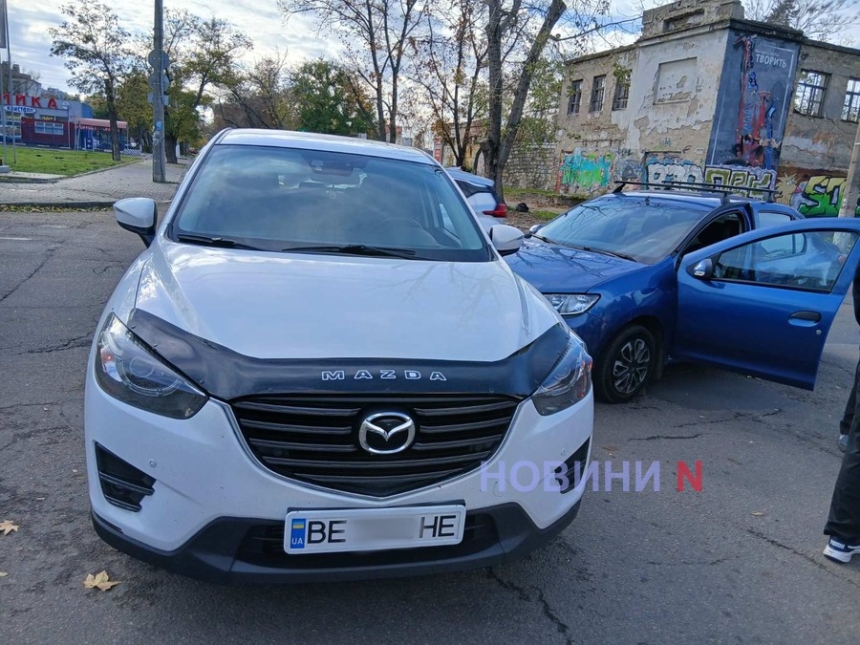 «Мазда» и «Рено» столкнулись в центре Николаева