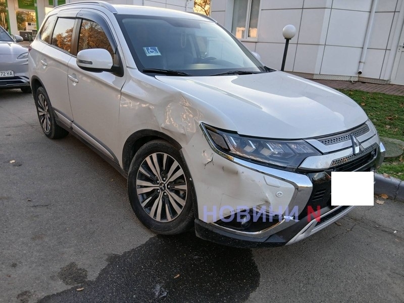 Mitsubishi проехал на «красный» и столкнулся с Renault в центре Николаева (фото)