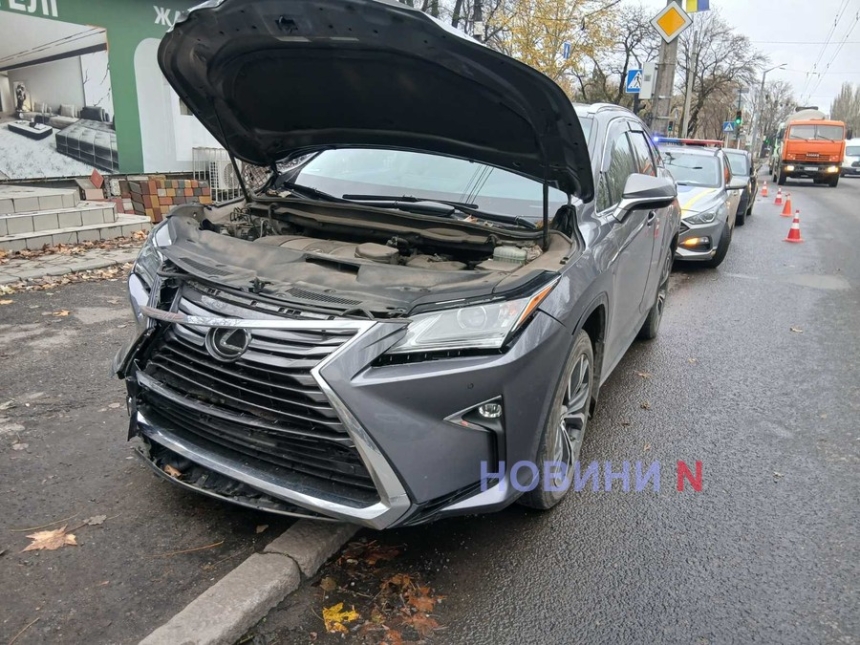 «Лексус» и «Форд» столкнулись в центре Николаева