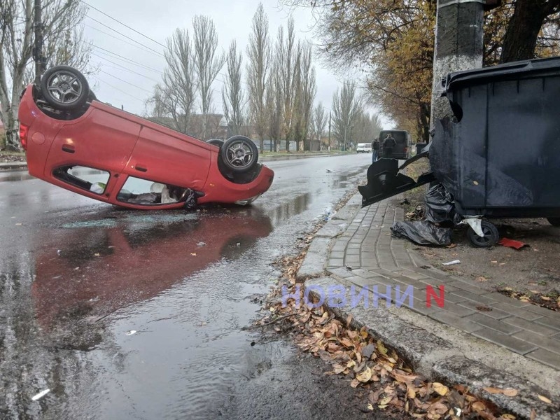 Автомобиль «Сузуки» перевернулся на крышу после столкновения с мусорным баком в Николаеве (фото)