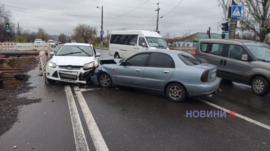 Разрытие на дороге стало причиной ДТП в Николаеве: огромная пробка (фото)